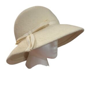 Vntg 60’s Doree of New York soft white faux fur hat with ribbon detail